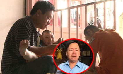 Người cha nuôi hai con bị teo não khóc lóc cầu cứu vì bị giang hồ dọa giết