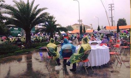 Đám cưới có 102: Toàn bộ khách mời mặc áo mưa dự tiệc con trai phó tổng