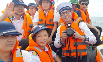 Long Nhật đi công tác Trường Sa ngay sau đám tang mẹ ruột