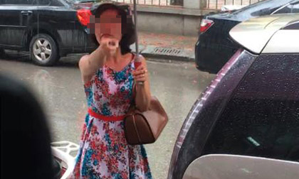 Nữ tài xế đỗ ôtô chắn cửa hàng còn ngang nhiên thách thức 'Đường nhà mày mua à?'