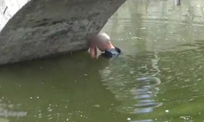 Tự tử bất thành vì nhảy xuống sông... quá nông