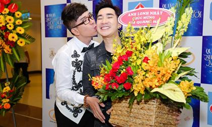 Long Nhật bất chấp hôn Quang Hà trước đám đông