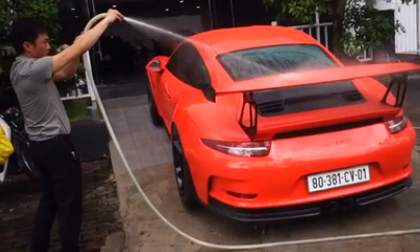 Cường Đô La tự tay rửa siêu xe Porsche 13,8 tỷ mới tậu