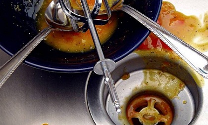 Sai lầm 'chết người' khi xử lý dầu ăn đã qua sử dụng 98% mọi nhà mắc phải