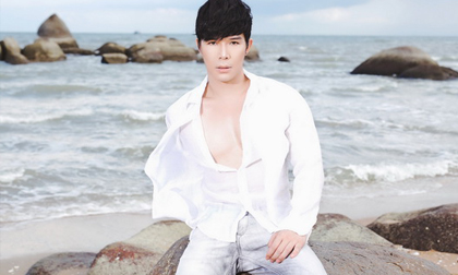 Nathan Lee cởi áo phơi mình trước biển