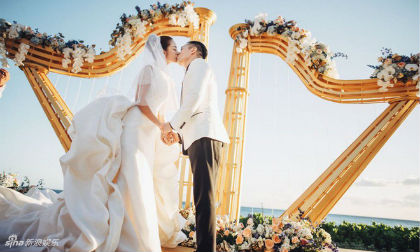 Sao nữ 'Ỷ thiên đồ long ký' diện váy cưới khổng lồ trong hôn lễ sang chảnh với chồng đại gia 