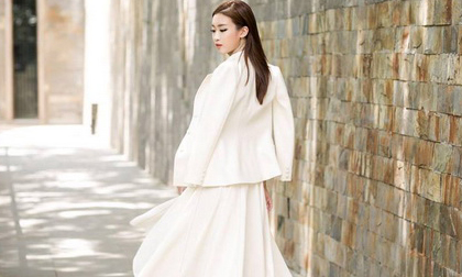 Hoa hậu Mỹ Linh đẹp thanh thoát khi diện váy cúp ngực trắng