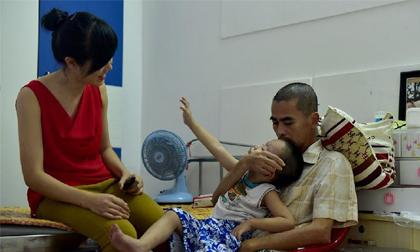 Xúc động trước loạt ảnh diễn viên Nguyễn Hoàng bên vợ con