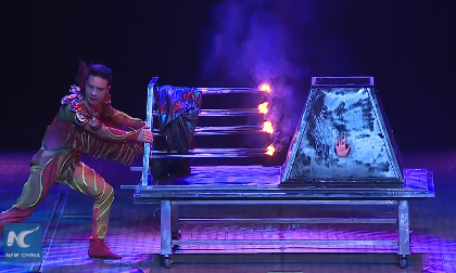 Ảo thuât đỉnh cao, dùng 8 thanh kiếm đâm xuyên mỹ nữ trong hộp khiến người xem kinh ngạc