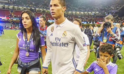 Cristiano Ronaldo vừa đón cặp song sinh một trai một gái nhờ mang thai hộ