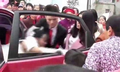 Sự thật gây sốc sau clip cô dâu bị chú rể lôi khỏi xe hoa một cách thô bạo ngay trong đám cưới