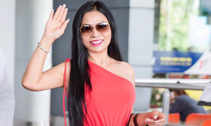 Hoa hậu Lý Nhã Lan được fans bủa vây chào đón khi vừa đến phi trường