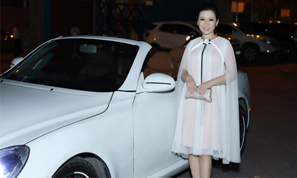 Hoa hậu Kristine Thảo Lâm lái xế hộp mui trần, diện thời trang phong cách quý tộc khoe dáng trên thảm đỏ