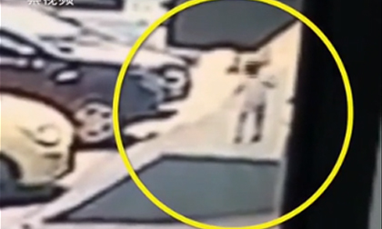 Khoảnh khắc mảnh kính khổng lồ đè bẹp bé trai khiến ai cũng phải kinh hãi