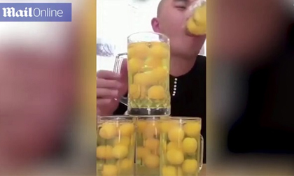 Kinh dị: Chàng trai uống 50 quả trứng sống như uống nước