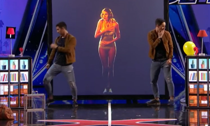 Màn ảo thuật 'nhân bản' làm 'nổ tung' trường quay America’s Got Talent 2017