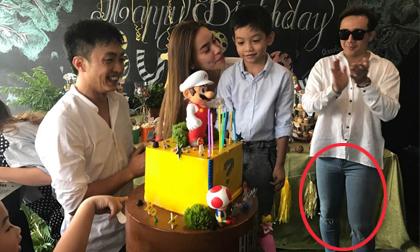 Tới sinh nhật con trai Hà Hồ, Trấn Thành bị fan nghi ngờ 'mặc nhầm quần' Hari Won