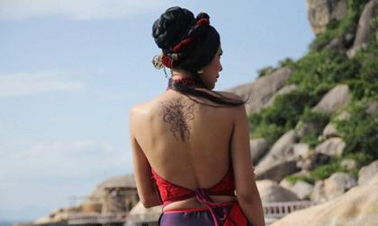 Bạn có nhận ra điểm bất hợp lý trong bức ảnh Kiều Thị khoe dáng?