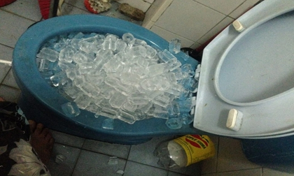 Kinh ngạc với tác dụng của việc đổ đá lạnh vào bồn cầu, 8 mẹo hay trong cuộc sống bạn phải biết