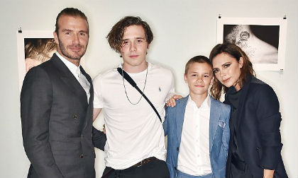 Brooklyn được cả nhà tới ủng hộ nhiệt tình trong ngày ra mắt sách dù bị chê tơi tả