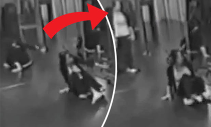 Sởn da gà khi thấy 'ma' xuất hiện trong gương phản chiếu