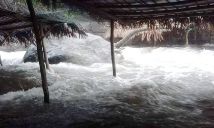 Lũ quét ập về giữa trời nắng, hàng trăm người bỏ chạy thoát thân