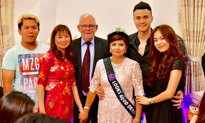 Hoàng Thùy Linh thân thiết dự tiệc với gia đình Vĩnh Thụy