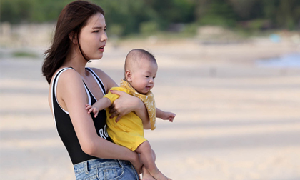 Kỳ Hân cùng con trai 'hộ tống' ông xã Mạc Hồng Quân đi chụp hình