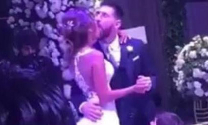 Vợ Messi hôn nhầm... cằm của chồng mình trong hôn lễ