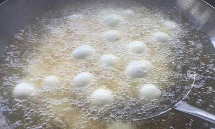 Con dâu 'ném' 40 quả trứng vào chảo bị mẹ chồng mắng té tát, nhưng lát sau nhìn thành quả không chớp mắt