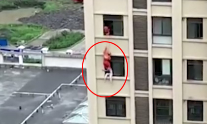 Nín thở xem lính cứu hỏa đạp thẳng vào ngực cứu người định nhảy lầu