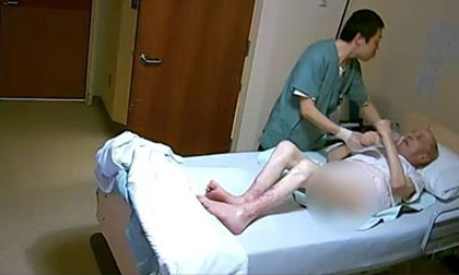 Nghi ngờ ông có biểu hiện lạ, con cháu chết lặng khi xem lại camera giám sát