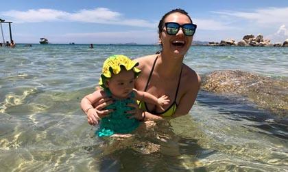 'Gái một con' Hồng Quế diện bikini gợi cảm đi tắm biển