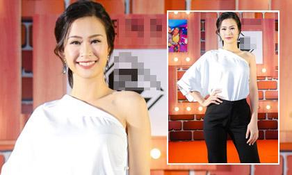 Đông Nhi lả lơi mặc áo khoe vai trần gợi cảm đến chúc mừng 'gà cưng'