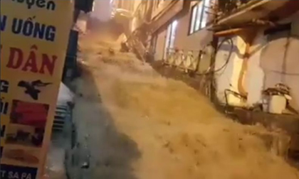 Kinh hoàng cảnh nước lũ đổ như thác trên đường phố Sa Pa