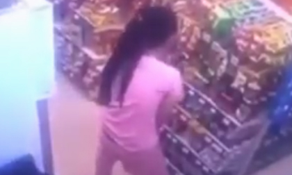 'Đứng hình' với chiêu trộm đồ bá đạo của cô gái trong siêu thị