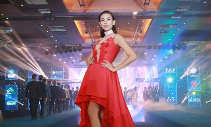 Á hậu Hoàng Yến thể hiện đẳng cấp vừa chơi DJ vừa trình diễn thời trang tại Vip Party Fitness Model