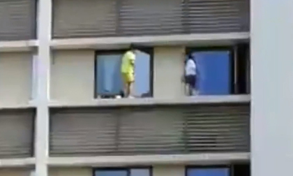 Thót tim cảnh hai em bé nô đùa trên bờ tường ngoài cửa sổ tầng 10 chung cư