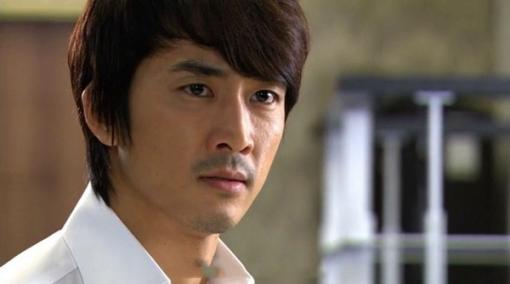 Hứng cả 'rổ gạch đá' chỉ vì cái ôm của cô gái lạ trên đường