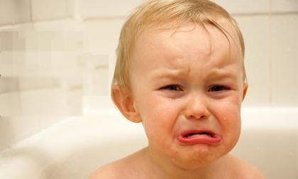 Trẻ nhỏ có những dấu hiệu này mẹ phải cho con tới bác sĩ ngay lập tức