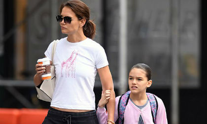 Suri mặt khó đăm đăm khi xuống phố cùng mẹ Katie Holmes