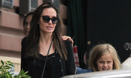 Angelina Jolie lần đầu xuất hiện sau khi tiết lộ bệnh tật đầy mình hậu ly hôn