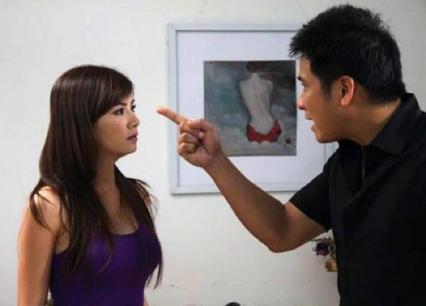 Vừa bước chân ra khỏi nhà tắm thấy hành động của vợ với ô sin khiến tôi sốc nặng