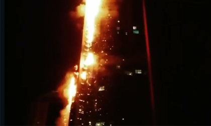 Lửa cháy ngùn ngụt bao trùm tòa nhà 79 tầng ở Dubai 