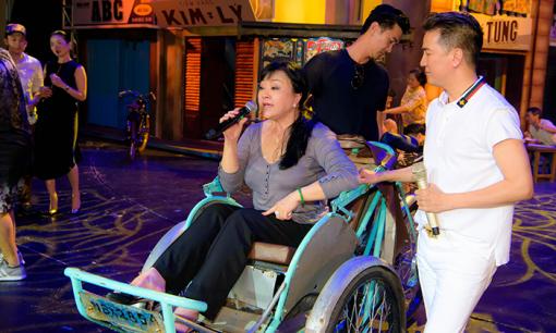 Đàm Vĩnh Hưng “đích thân” chăm sóc danh ca Hương Lan ngay trên sân khấu