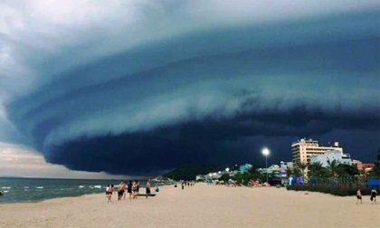 Mây giông kỳ lạ hình 'quái vật' như 'nuốt chửng' biển Sầm Sơn