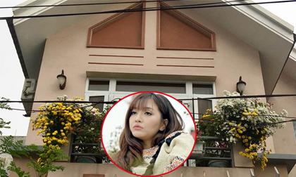 Không gian nhà tràn ngập hoa tươi của ca sĩ Bích Phương ở quê