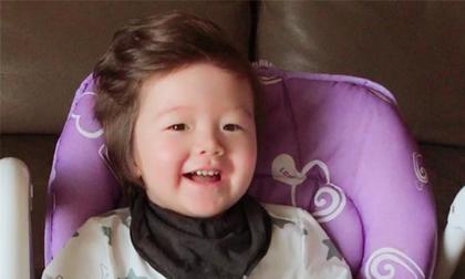 Túc Mạch được khen giống chị gái Cadie như 'hai giọt nước'