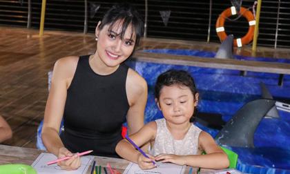  Hoa hậu Hương Giang gợi ý cách để con ngoan ngoãn chơi mà không 'cắm mặt' vào điện thoại khi đi ăn hàng