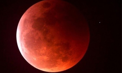 Cận cảnh vẻ đẹp huyền bí của 'Trăng máu' rạng sáng ngày 8/8